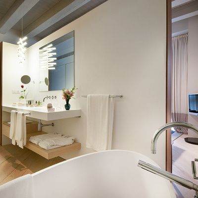 Bathtub and bathroom in the Deluxe Room of the Mercer Hotel Barcelona