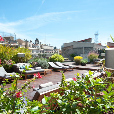 Solarium sur la terrasse de l'hôtel Mercer Barcelona dans le quartier gothique