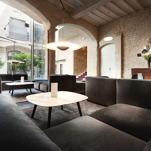 Canapés et tables dans le hall du Mercer Hotel Barcelona 