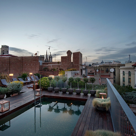 Piscina en la terraza del Mercer Hotel Barcelona al atardecer