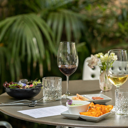 Menu déjeuner sur le Patio des Orangers de l'Hôtel Mercer Barcelona